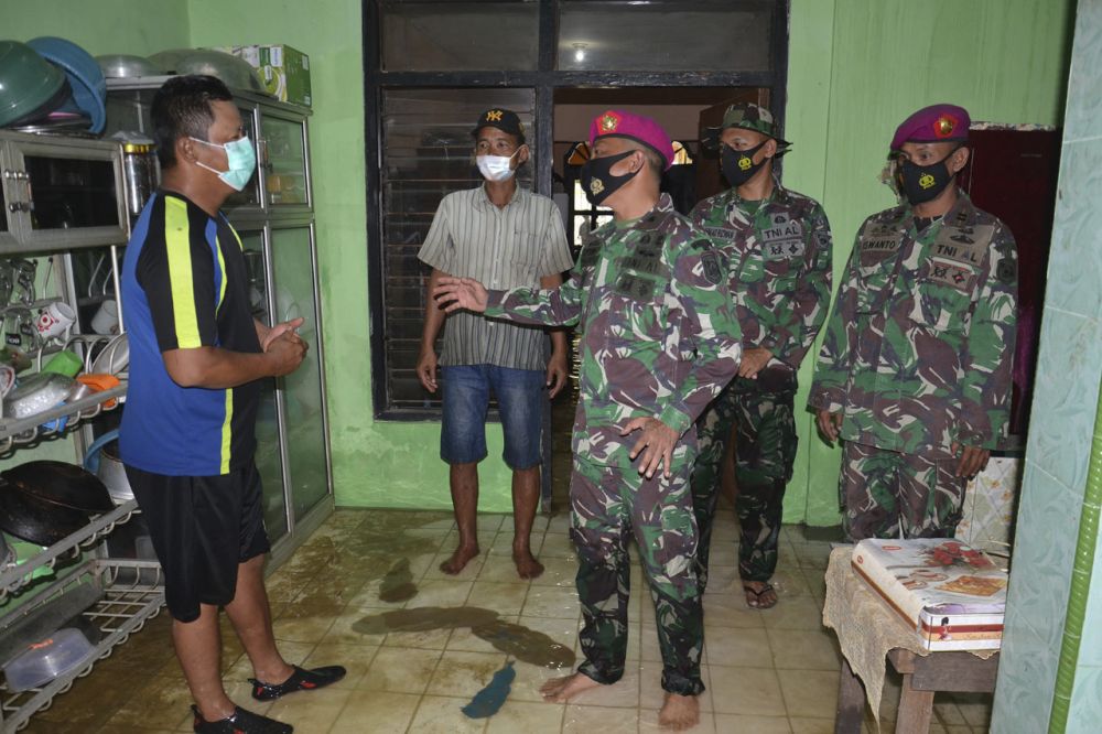 DANYON HOWITZER 2 MARINIR KUNJUNGI RUMAH ANGGOTA TERDAMPAK BANJIR