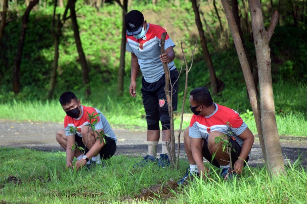PRAJURIT RESIMEN ARTILERI 2 MARINIR PASMAR 2 LAKSANAKAN PENGHIJAUAN