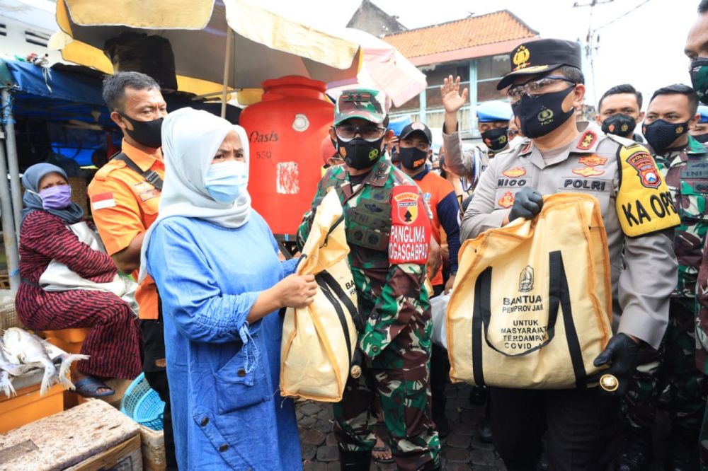 Forkopimda Jatim Bagikan Ribuan Masker, Paket Sembako di Pasar Pabean