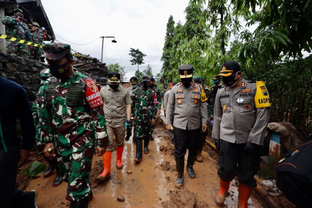 Pangdam V Brawijaya dan Kapolda Jatim Tinjau Lokasi Longsor di Nganjuk