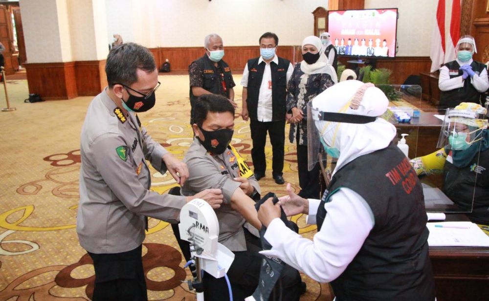 Kapolda Jatim, Gubernur dan Pangdam V Brawijaya Jalani Vaksinasi