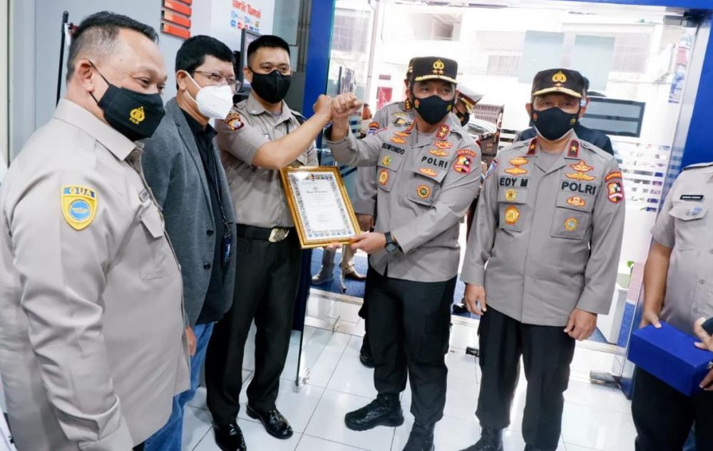 Tegakkan Prokes, Satpam BRI Makassar Mendapat Penghargaan Dari Polri