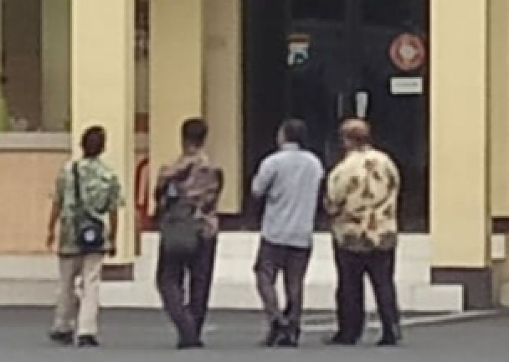 AF paling kanan, pakai batik, usai diperiksa polisi