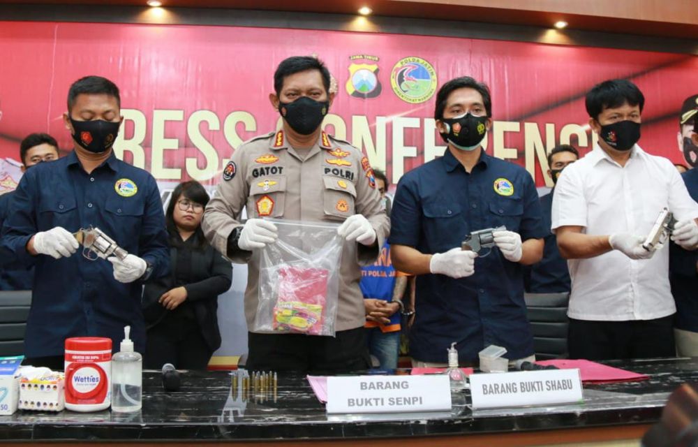 Polda Jatim Ringkus Pelaku Pengedar Sabu Bersenjata Api 