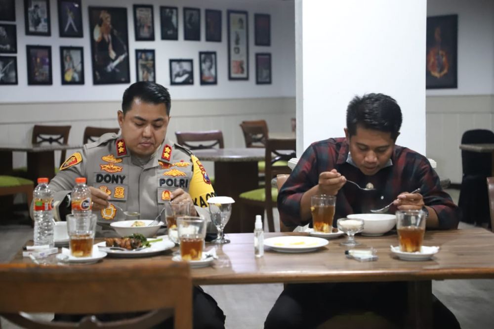 Kapolres Mojokerto Santap Malam Bersama HMI Asal Sulteng