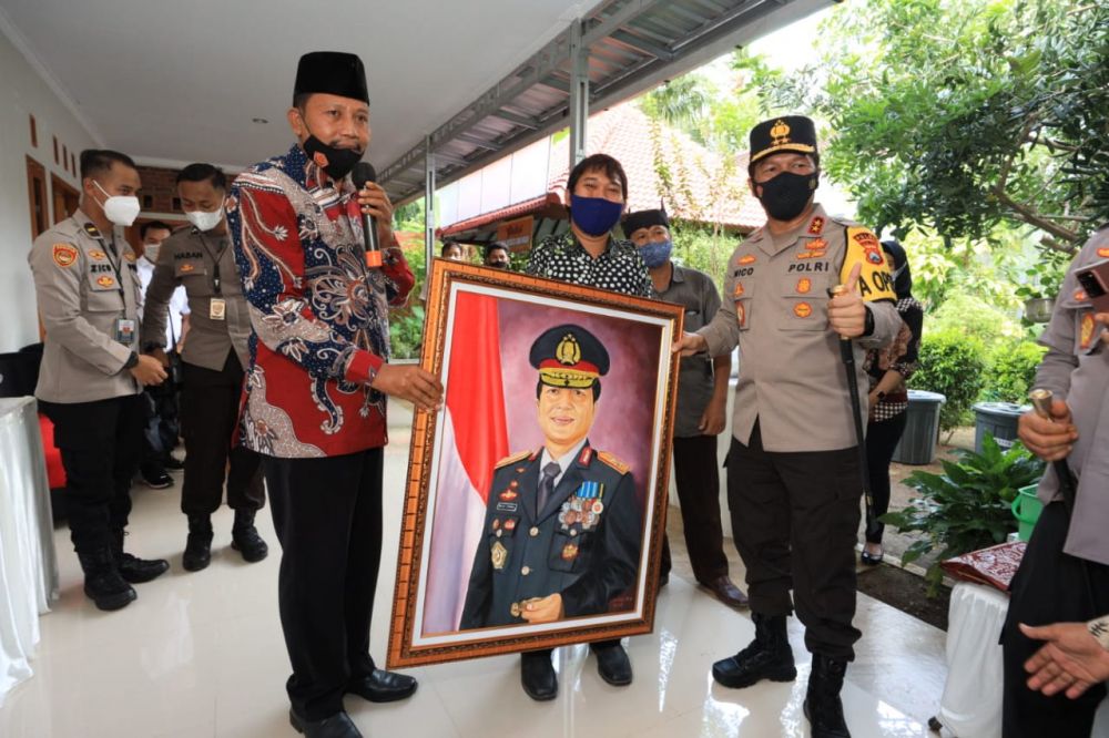 Kapolda Jatim Tinjau Posko PPKM Mikro di Banyuwangi 