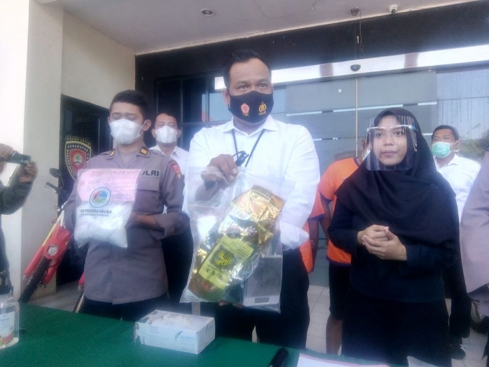 Timsus Narkoba Polrestabes Surabaya Tangkap Dua Kurir Sabu 1 Kg