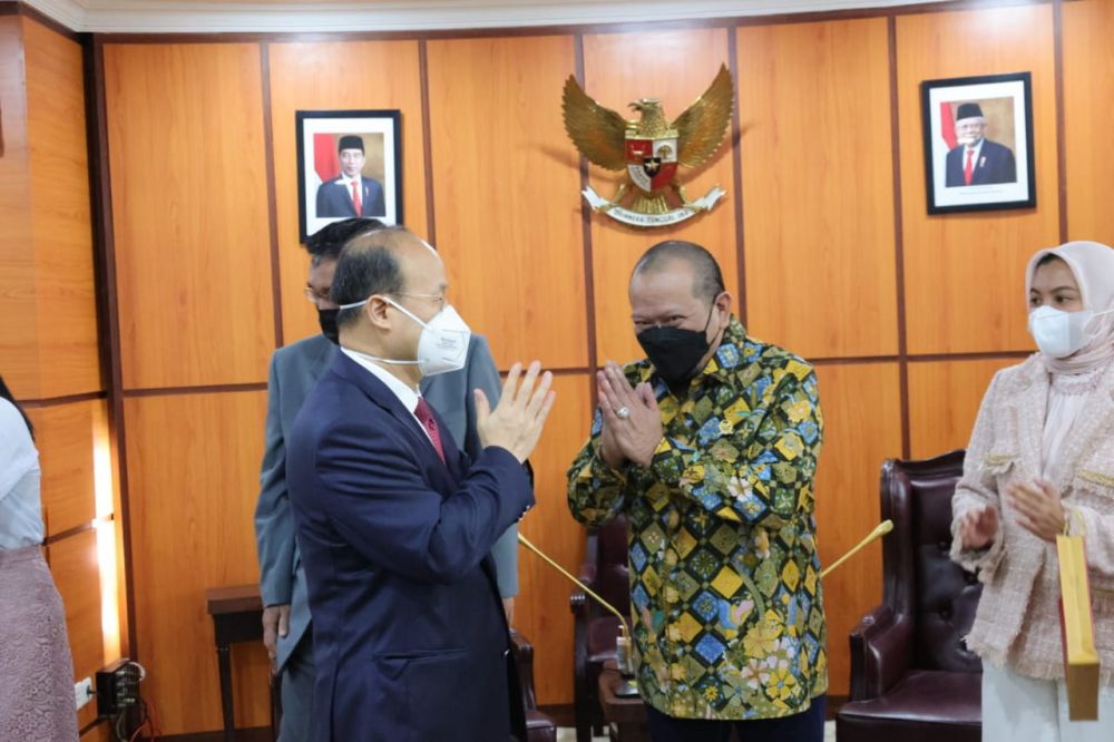 Ketua DPD RI menerima kunjungan Duta Besar Tiongkok untuk Indonesia Xiao Qian di Lantai 8 Gedung Parlemen Senayan, 28 April 2021