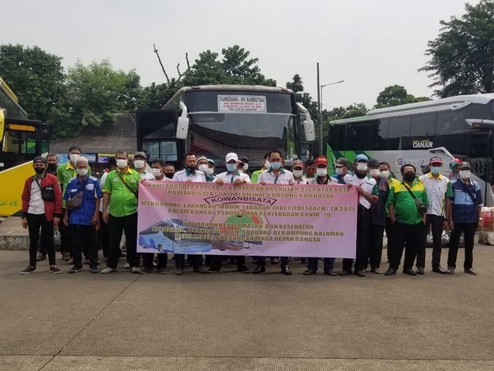 Ketua Koperasi Karyawan Bis Antar Kota (Kowanbisata) H.Ridwan bersama anggota  saat deklarasi dukungan larangan mudik, Selasa (4/5/2021)