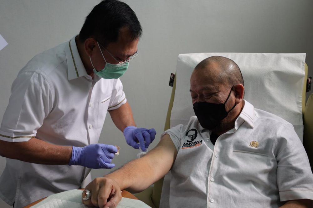 Ketua DPD RI melakukan suntik Vaksin Nusantara di Gedung Cellcure Centre, RSPAD Gatot Soebroto, Rabu, 5 Mei 2021