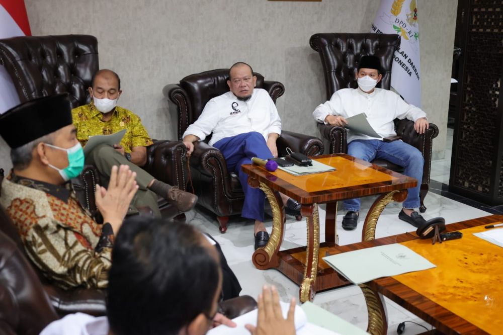 Ketua DPD RI, menerima Tim Kerja (Timja) Pokok-Pokok Haluan Negara (PPHN) DPD. Pertemuan tersebut digelar di rumah dinas Ketua DPD RI, kawasan Kuningan, Jakarta Selatan, Sabtu (8/5/2021) sore.
