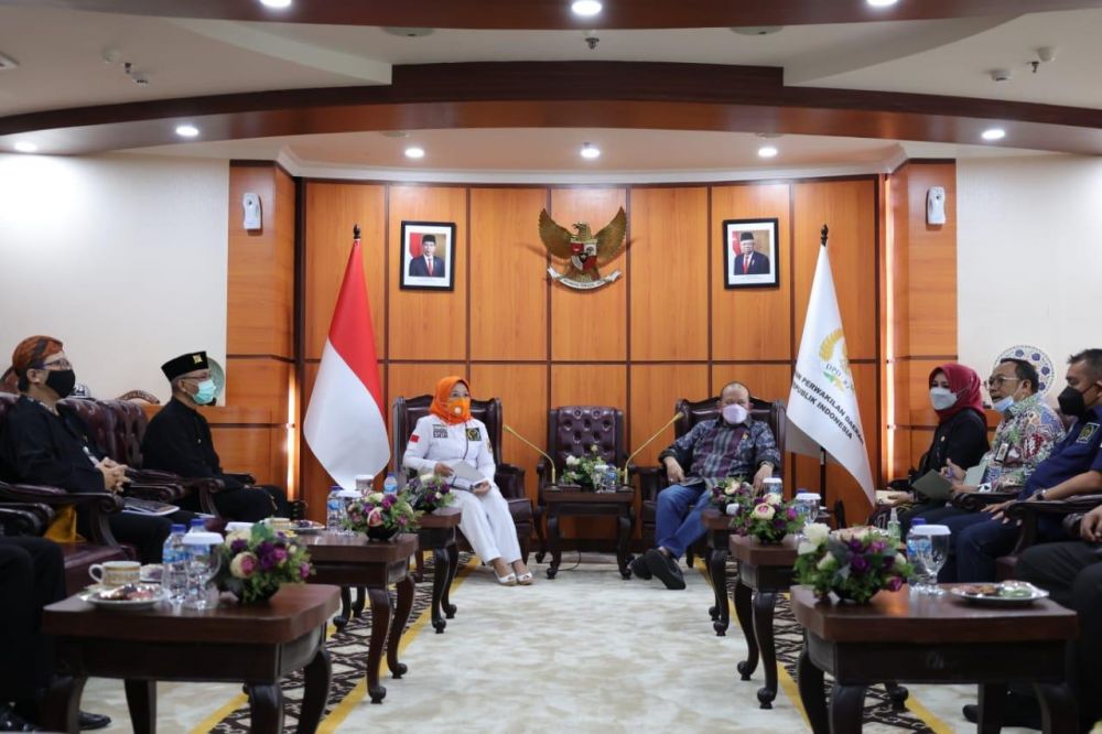 Ketua DPD saat menerima kunjungan Perkumpulan Paricara Usada Indonesia (PPUIN), di Gedung Nusantara III Komplek Parlemen, Jakarta, Kamis (3/6/2021)