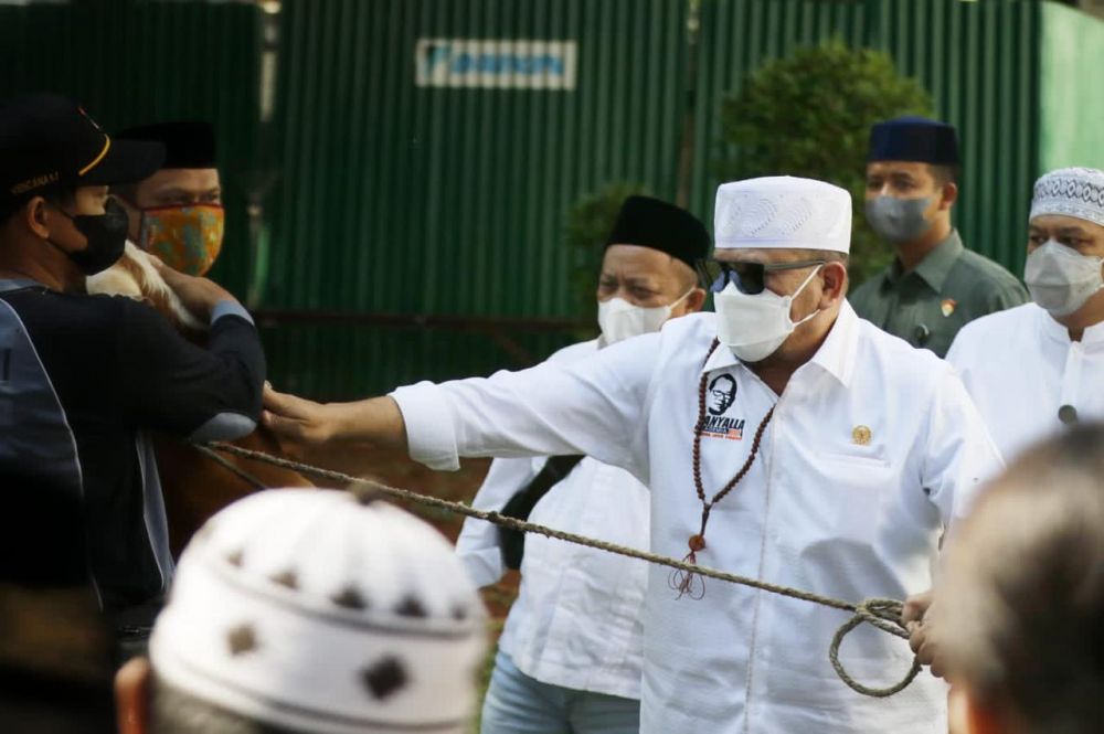 Ketua DPD RI AA LaNyalla Mahmud Mattalitti didampingi Senator asal Aceh Fachrul Razi dan Sekjen DPD RI Rahman Hadi menyerahkan Sapi Kurban kepada Deputi Bidang Administrasi Lalu Niqman Zahir di Halaman Gedung DPD RI Komplek Parlemen, Senayan, Jakarta, Sel