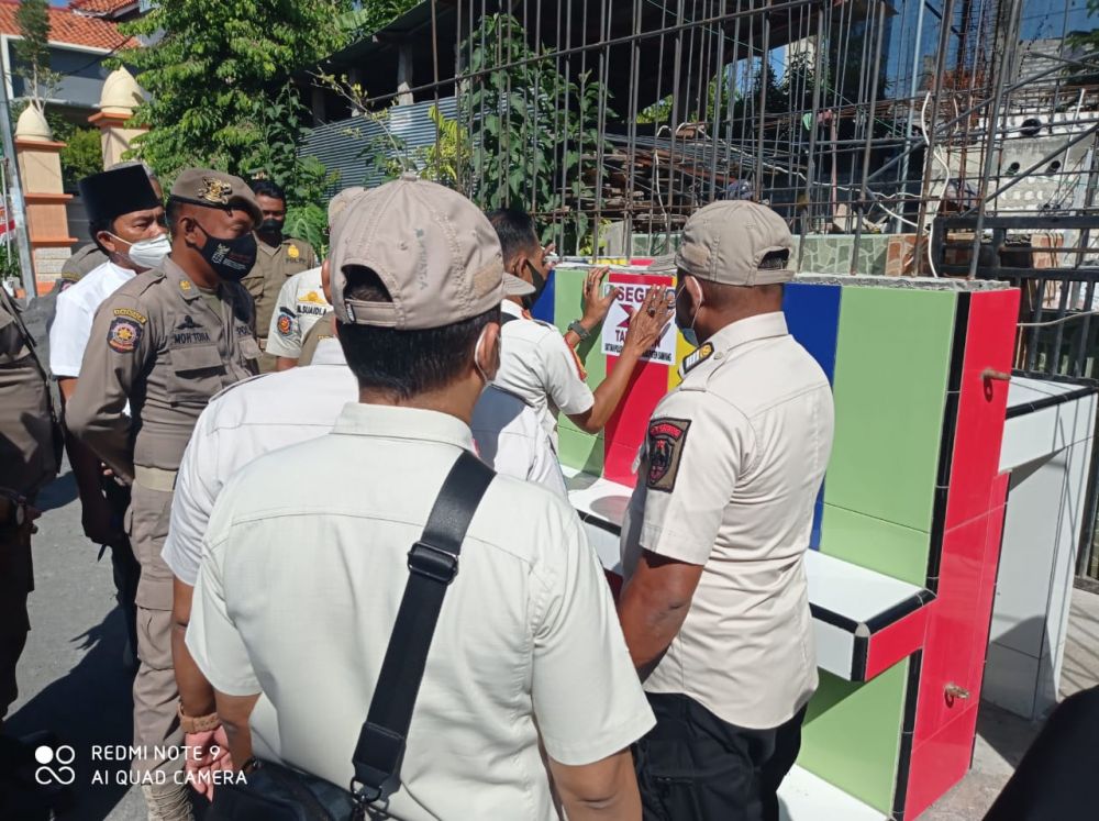 Satpol PP Kabupaten Sampang, Segel Bangunan Permanen di Trotoar 