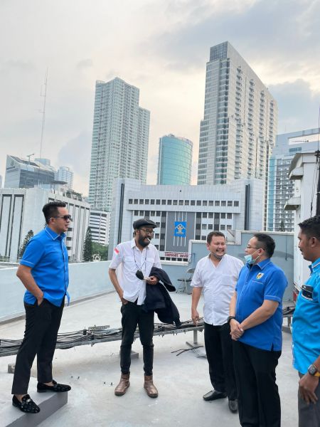 Raden Andreas saat mengecek kondisi gedung KNPI.