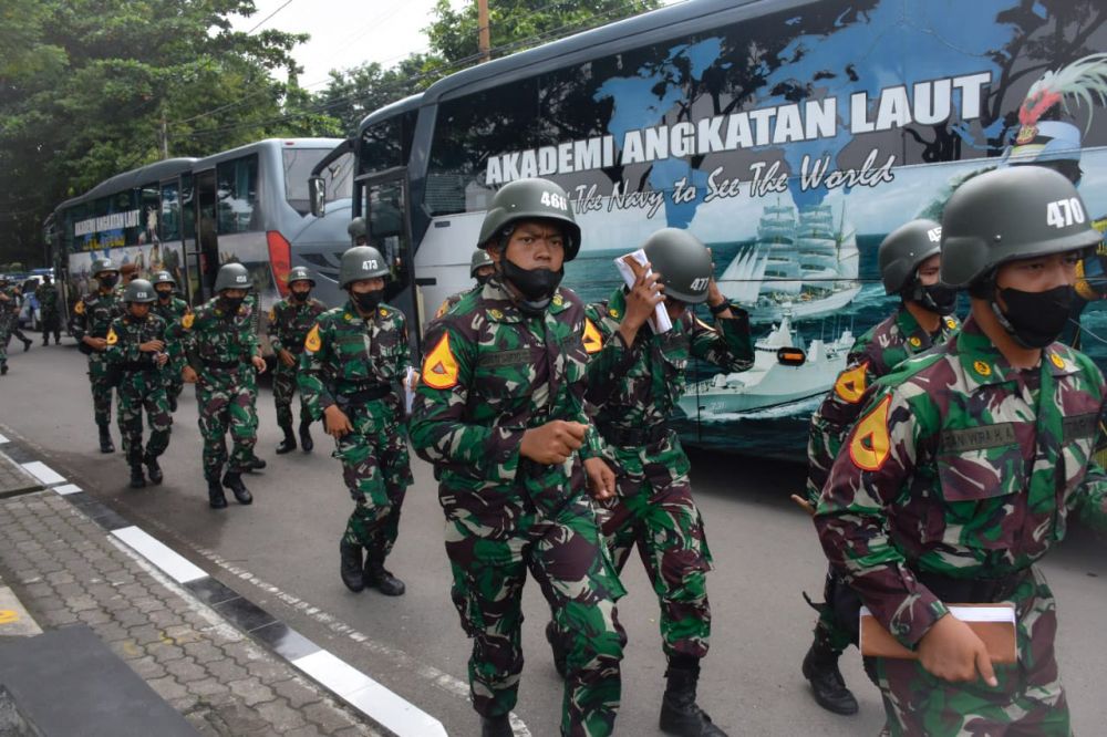 Prajurit Resimen Artileri 2 Marinir Tampilkan Gun Drill Orientasi Taruna AAL
