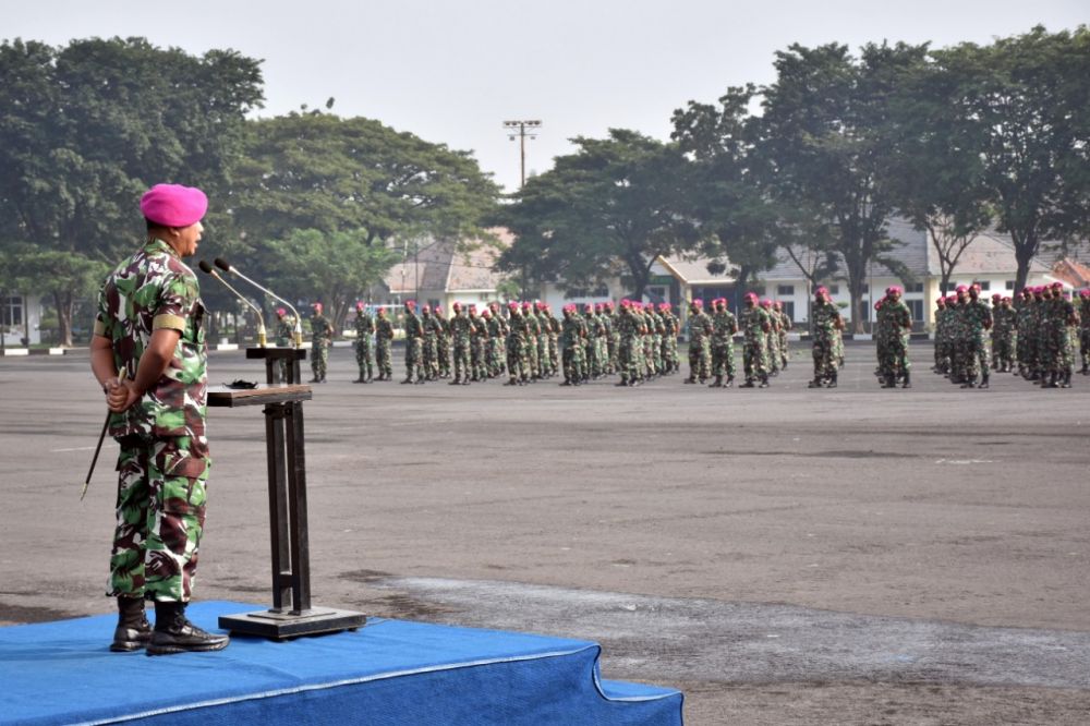 Prajurit Menart 2 Marinir Laksanakan Apel Khusus, Pemberian Tali Asih Kepada Warakawuri dan Anak Yatim 