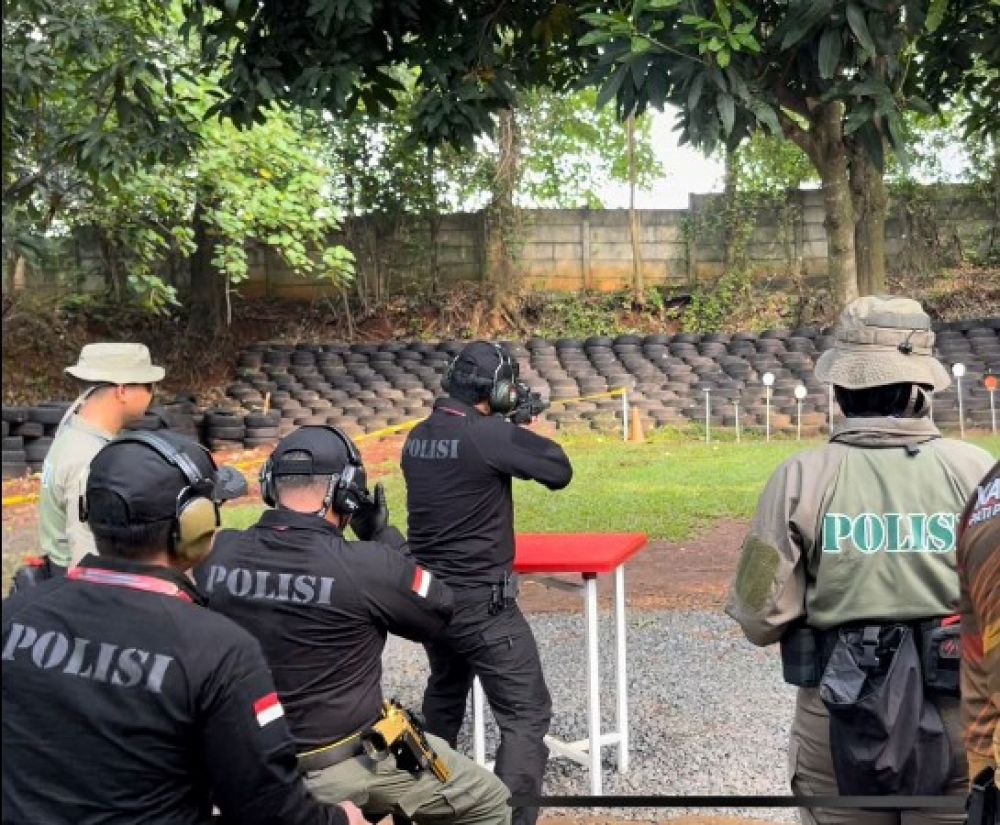 Kapolda Jatim Raih Juara 1 Speed Shoot PCC MPX Beregu