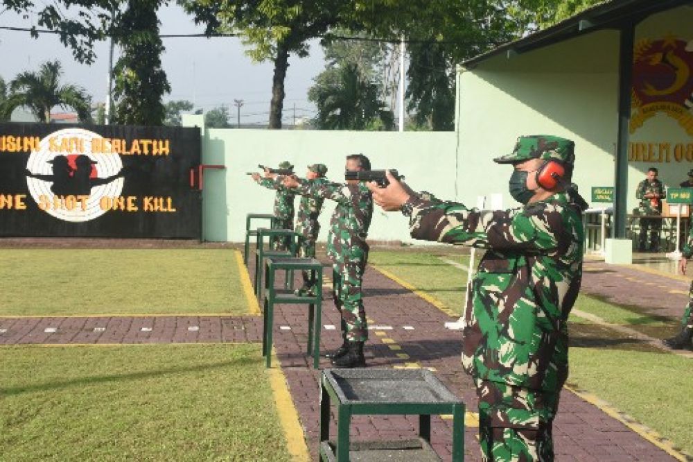 Kemampuan Personil Korem 084/BJ Menembak Pistol Dilatih Secara Periodik