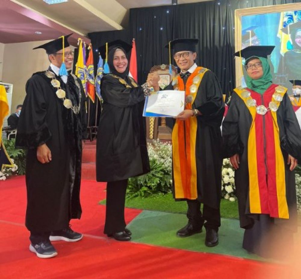 Dies Natalis Unitomo ke 41, Dekan Fikom Ditetapkan sebagai Dosen Inovatif dan Pendukung Penyelanggaraan Smart Campus