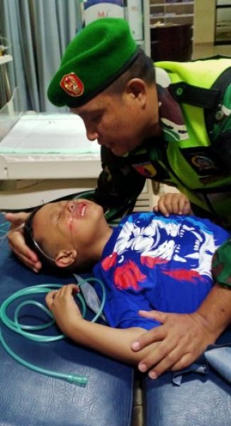Bantu Evakuasi Balita Pasca Ricuh Kanjuruhan, Ini Yang Dilakukan Anggota Kodim 0818/Malang