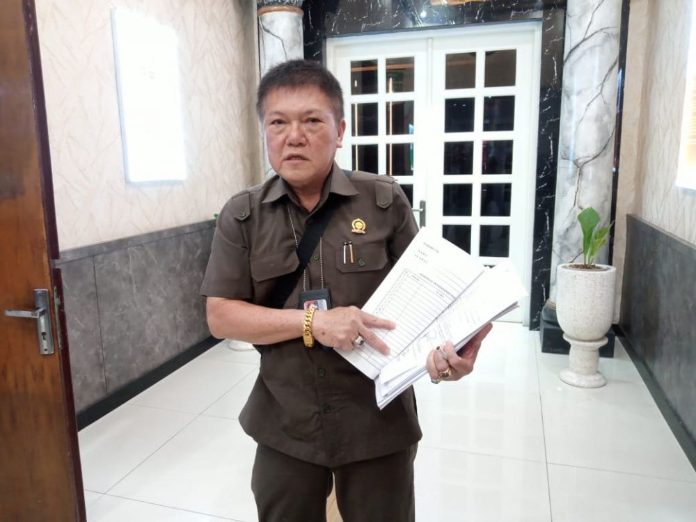 Foto : Advokat Yakobus Welianto, SH saat diwawancarai di PN Surabaya.