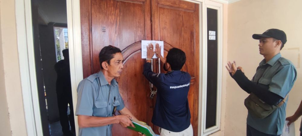 Juru Sita Pengadilan Negeri Surabaya Laksanakan Eksekusi Rumah di Jalan Nginden Intan