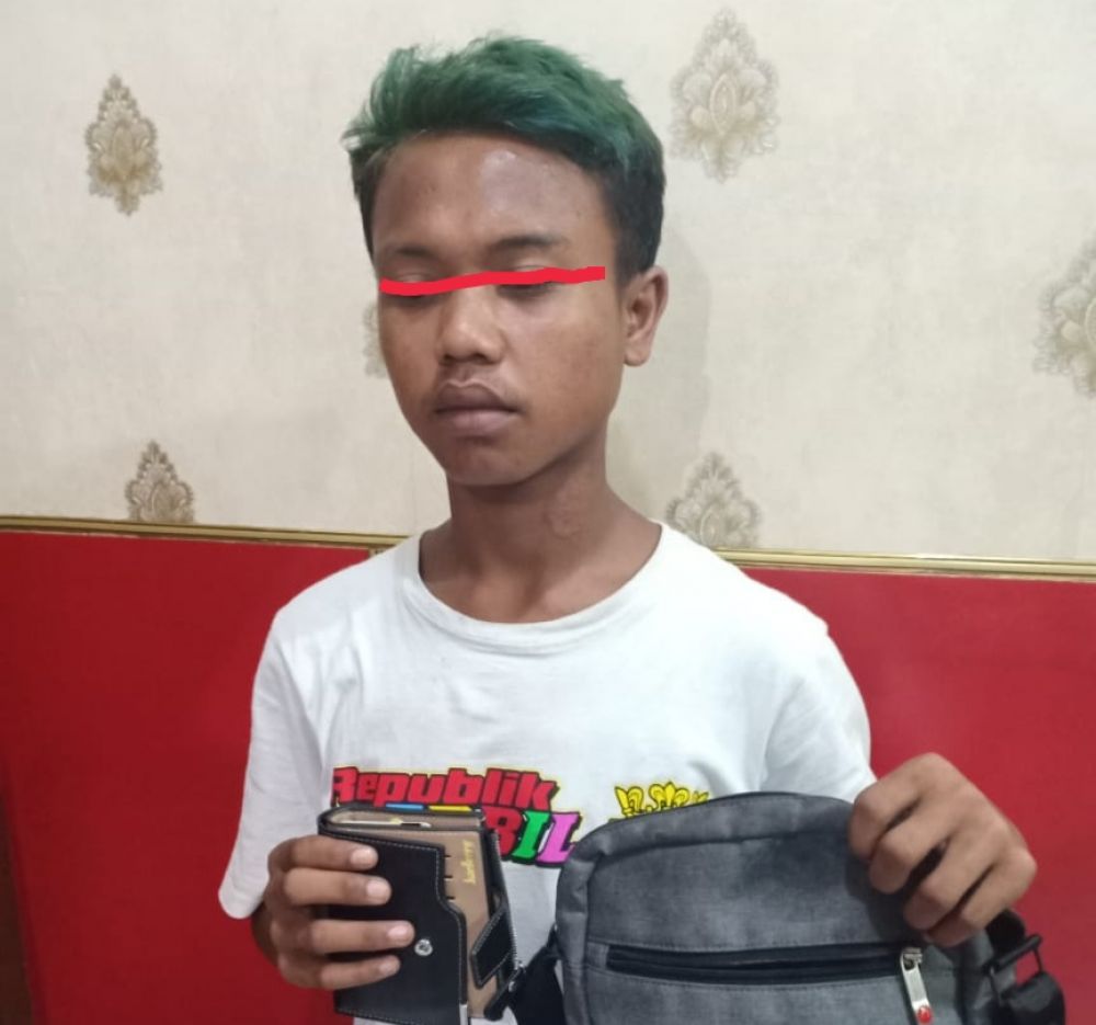 Foto; tersangka dan barang buktinya saat berada di Mako Polsek Kenjeran Surabaya