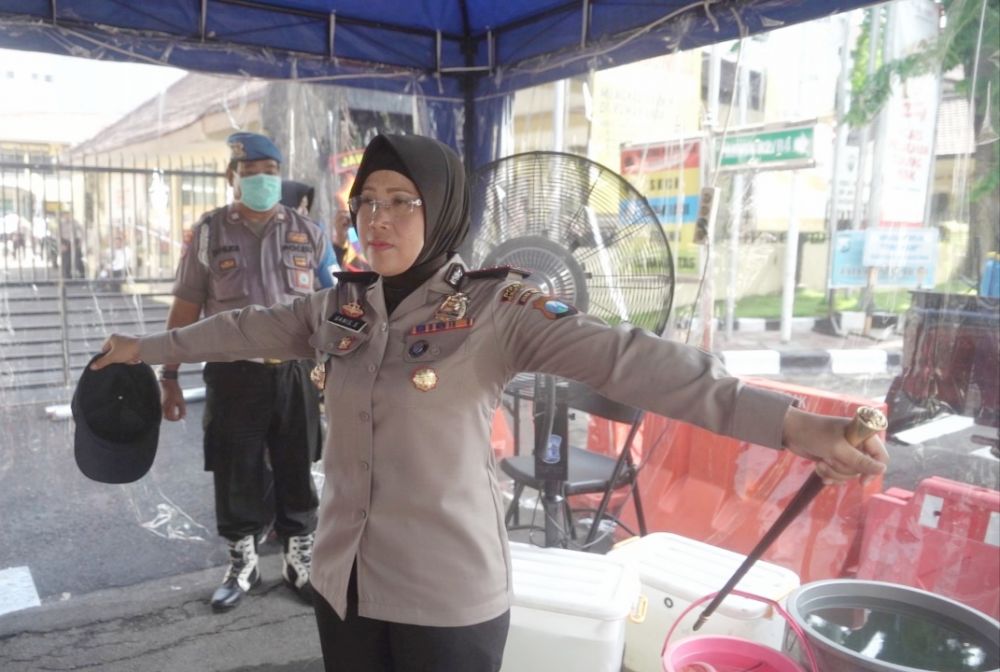 Antisipasi Corona, Polres Tanjung Perak Periksa Suhu Badan Tamu