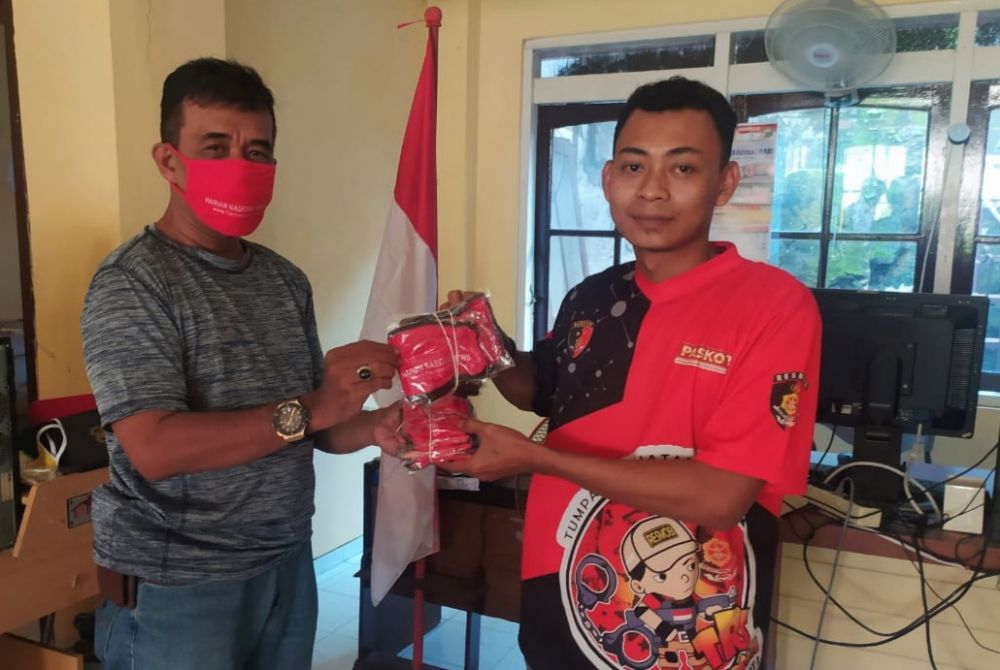 Redaksi Harian Nasional News Bagikan Masker Untuk Wartawannya
