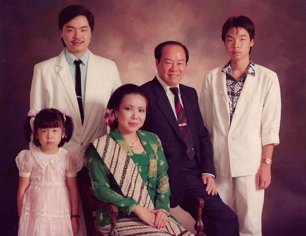 Freddy Widjaya (kiri) bersama ayah, ibu dan dua adiknya.