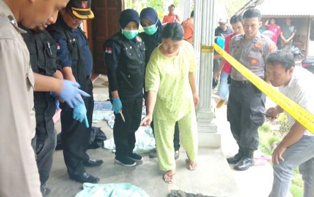  Tim Labfor Polda Jatim Olah Kejadian Perkara Lanjutan di Rumah Surono