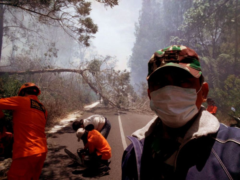 Tim Sar Gabungan dan MasyarakaTerus Berupaya Padamkan Api di TWA Ijen