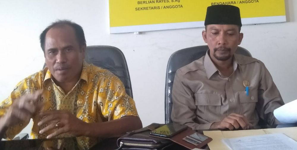 Berlian Rayes didampingi ahmadul kusasih dalam konfrensi pers yang digelar diruang fraksi  partai golkar lantai III kantor DPRD Sumbawa jalan lintas negara sumbawa- bima( foto: Herman)