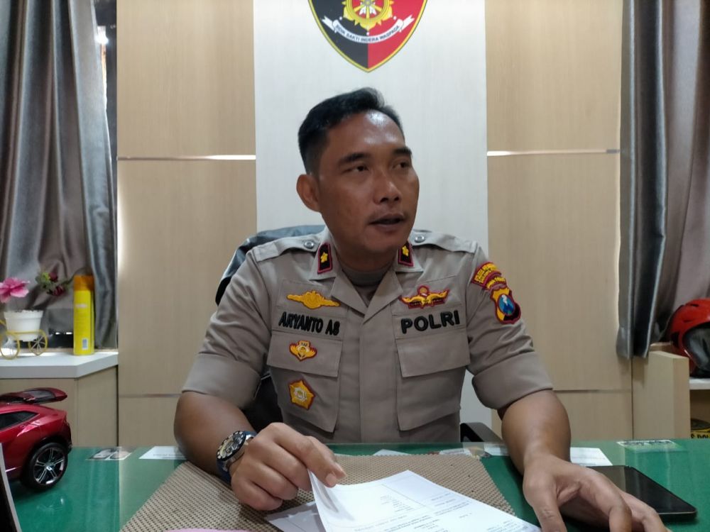 Kapolsek Semampir PLH Kapolsek Kenjeran Kompol Aryanto Agus, S,A.Md., mewakili Kapolres Pelabuhan Tanjung Perak AKBP Ganis Setyaningrum, S.SI., M.H., menggelar jumpa pers.