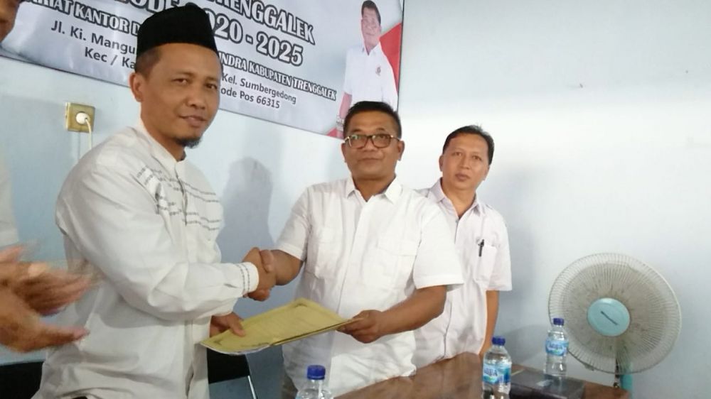 H.Muhadi secara resmi menyerahkan berkas formulir calon Bupati Kabupaten Trenggalek periode 2020-2025,Sabtu 8-2-2020.(Foto:Geng)