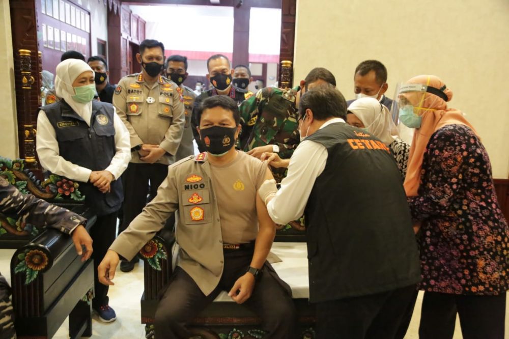 Kapolda Jatim dan Pangko Armada II Suntik Vaksin 