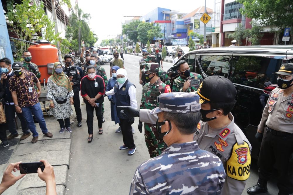 Forkopimda Jawa Timur Bagikan Ribuan Masker ke Pedagang dan Pengunjung