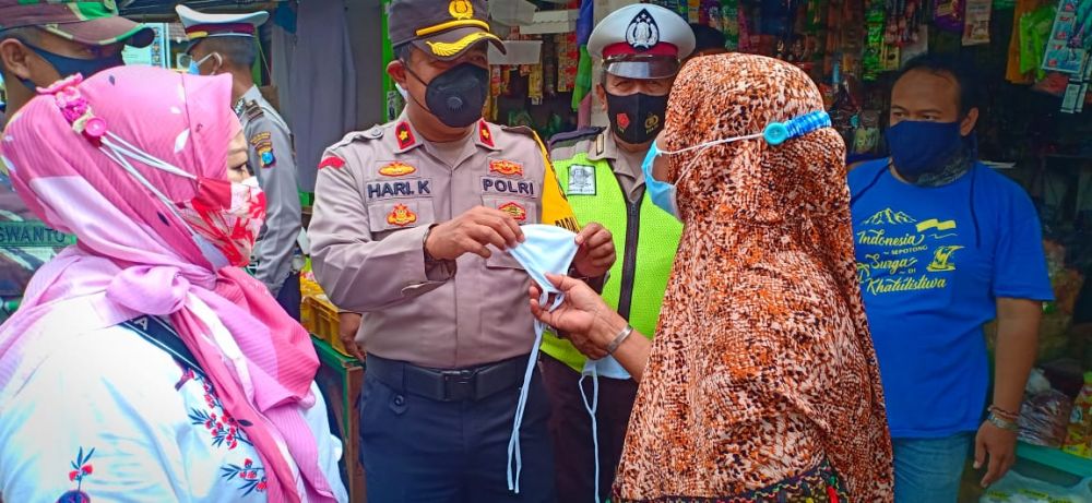 Kaposek Asemrowo Bagi Bagi Masker Gratis Kepada Pedagang