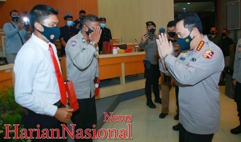 Kapolri Berikan Penghargaan Pada 2 Personil Berprestasi 
