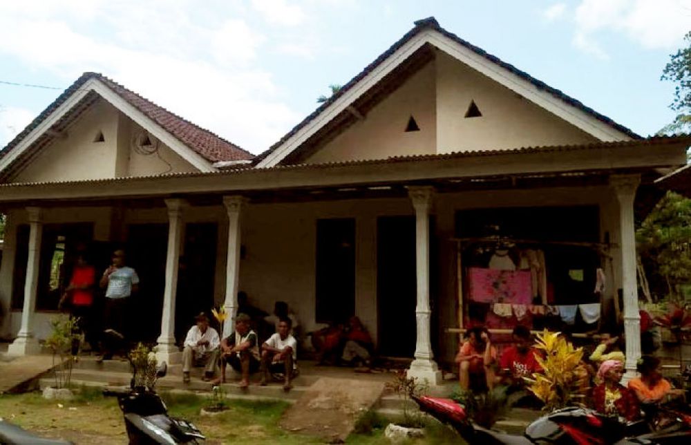 Ledokombo, Jember, Kuburan Surono Adalah Rumahnya