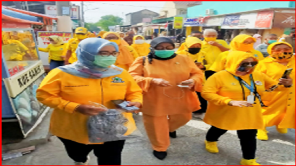 Plt Ketua DPD Golkar Kota Bekasi Ade Puspita Sari saat menyalurkan Bansos pada Warga terdampak Covid-19, Jumat (25/9/2020)