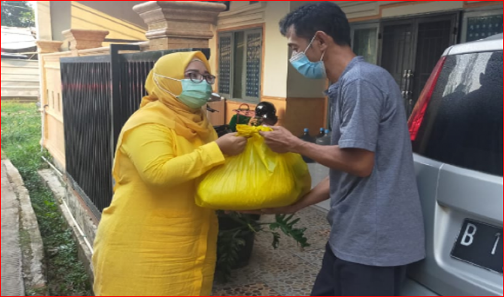 Plt.Ketua DPD Golkar Kota Bekasi Ade Puspita Sari saat menyalurkan Bansos kepada salah seorang warga.