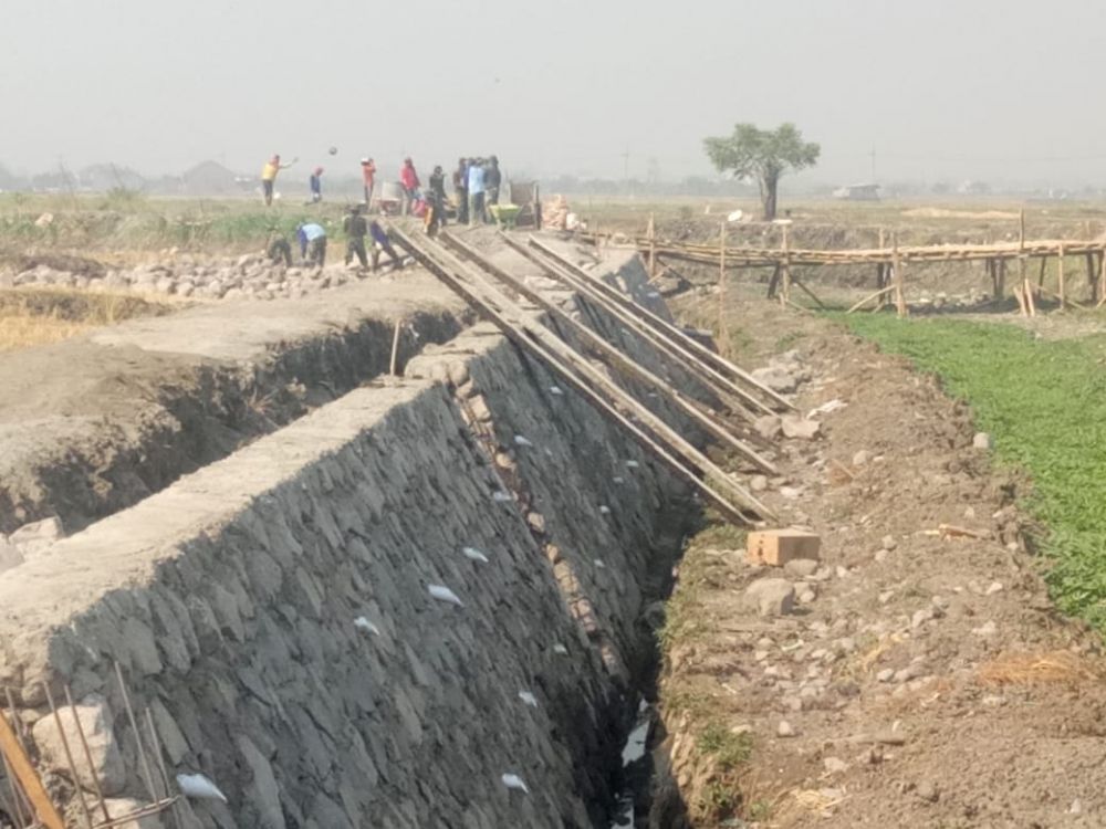 Piket Posko Satgas TMMD ke 106 Laksanakan Sholat Bersama Warga Kupang