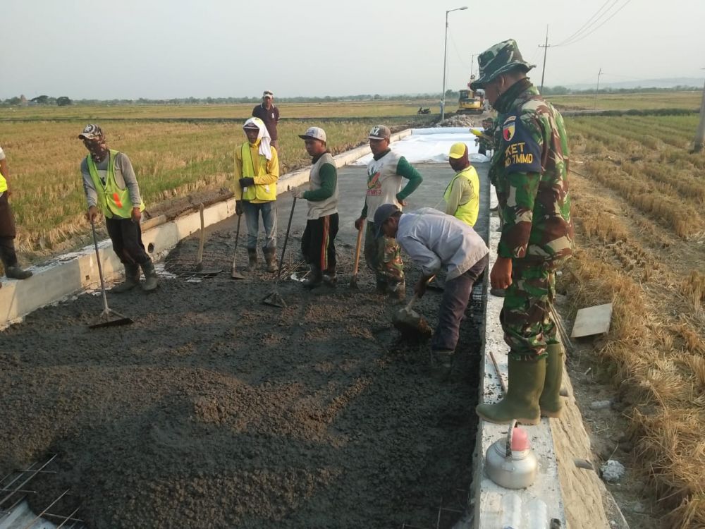 Kejar Deadline Satgas TMMD Bekerja Dari Pagi Hingga Malam