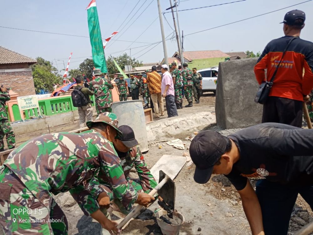 Bukti Kekompakan Warga dan Satgas TMMD Berkolaborasi Dalam Pekerjaan