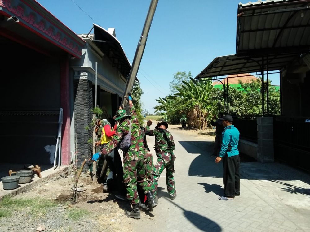 TMMD ke 106  Melakukan Instalasi Listrik Di Desa Kupang, Sidoarjo.