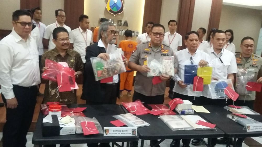 Kapolda Jatim Irjen. Pol. Drs. Luki Hermawan, M.Si. saat konferensi kasus pencabulan anak dibawah umur.(Foto:Pril)  