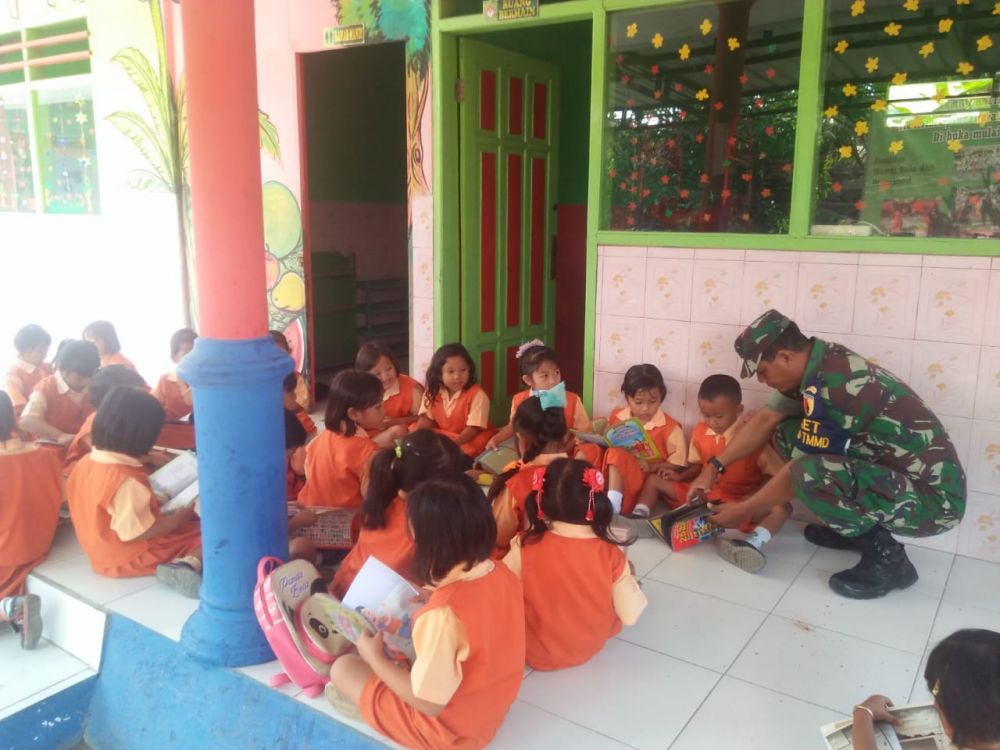 Satgas TMMD ke 106 Berikan Edukasi Pada Siswa TK Dharma Wanita