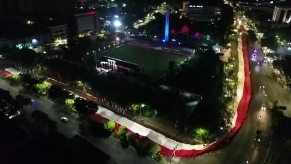 Peringati Hari Pahlawan Warga Surabaya Arak Bendera Sepanjang 500 M